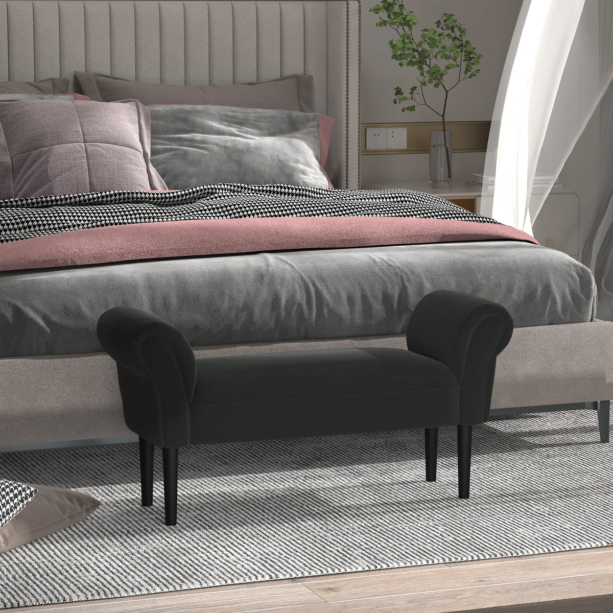 Banquette à accoudoirs roulés, noire, dans une chambre