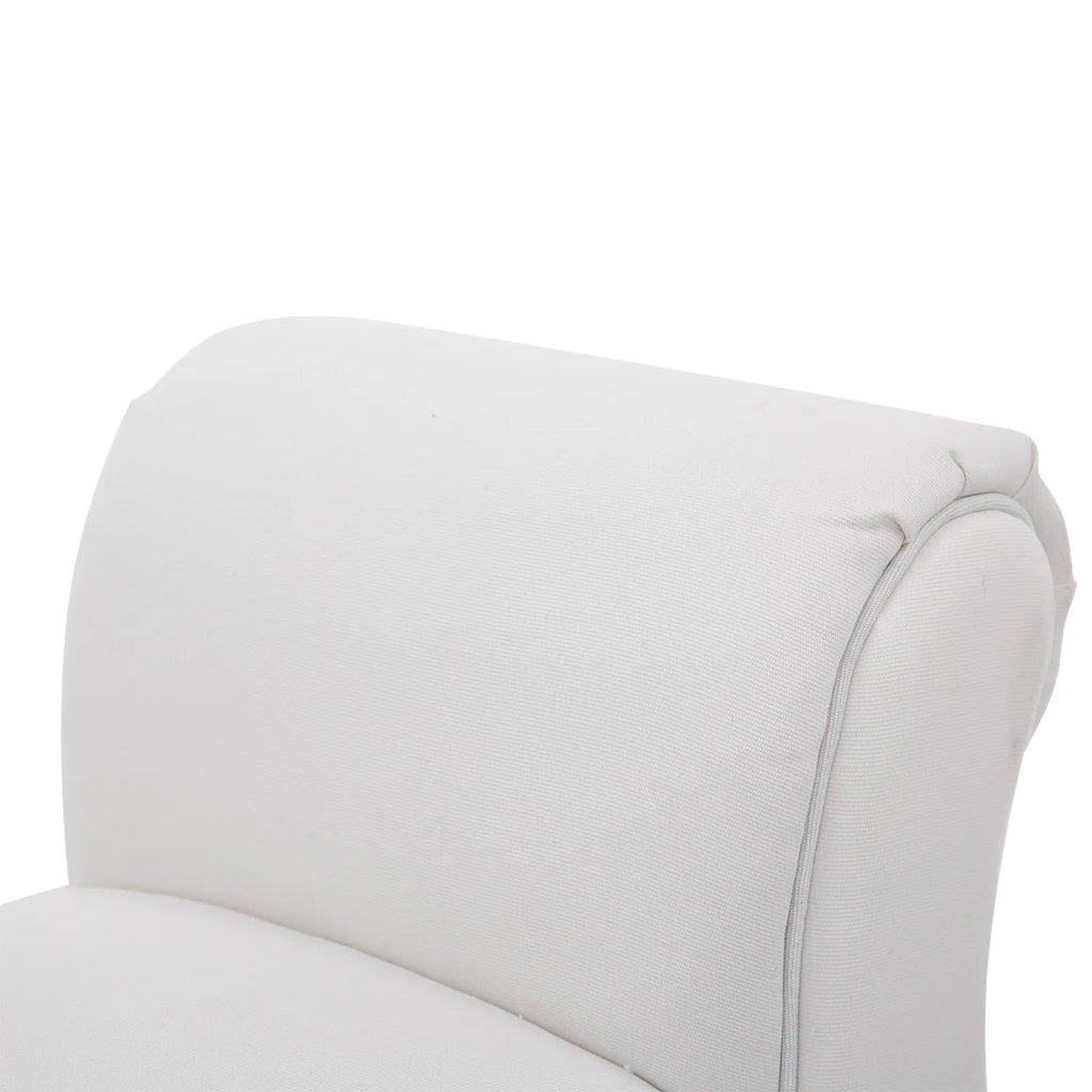 Banquette blanche à accoudoirs roulés, détail de l’accoudoir roulé