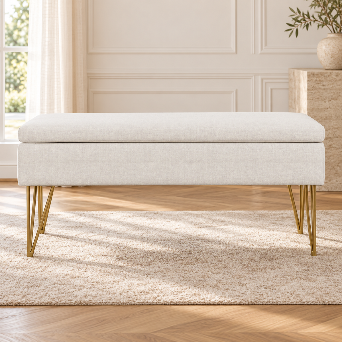 Banquette coffre blanche à pieds dorés, coffre fermé, autre angle dans un salon lumineux