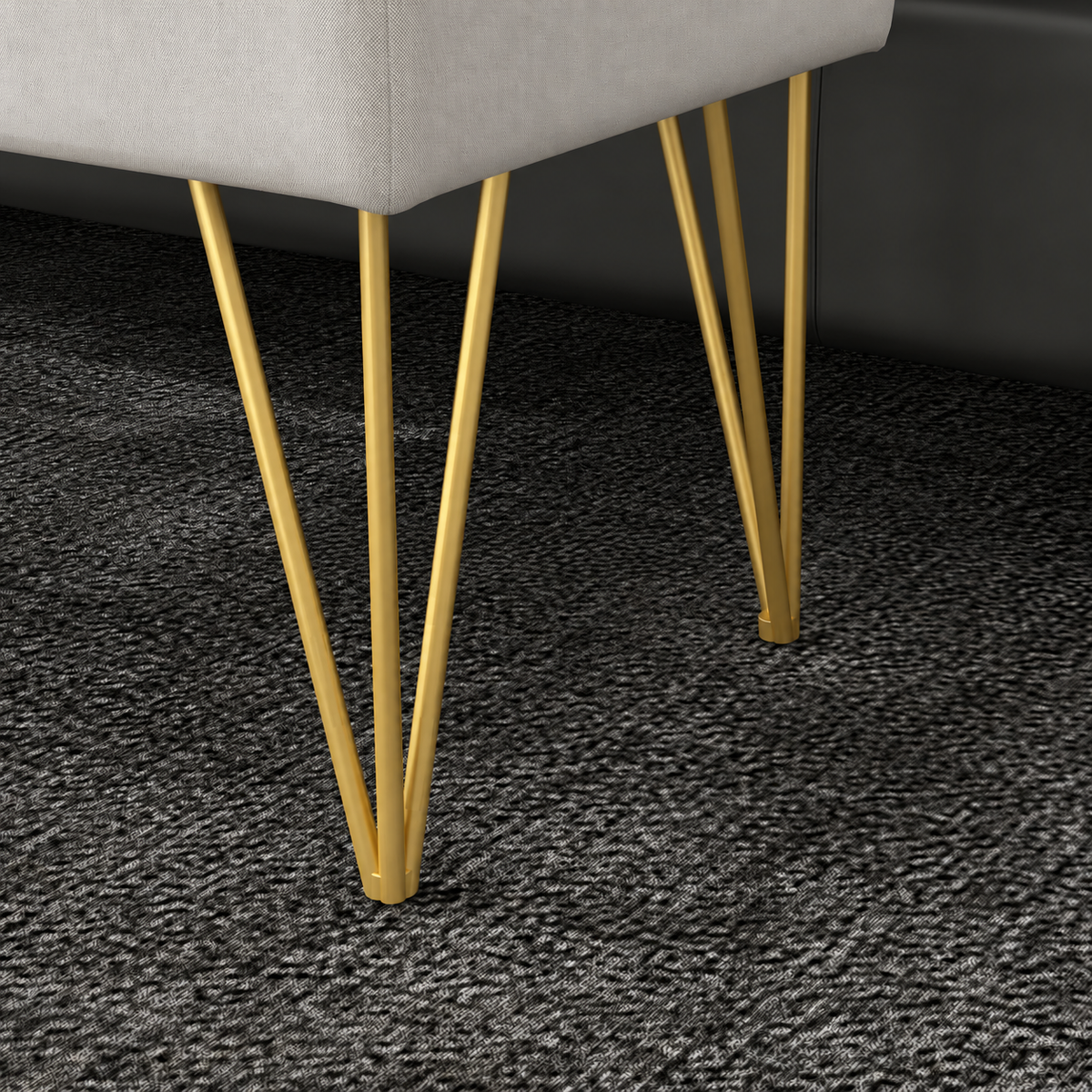 Banquette coffre blanche à pieds dorés, détail des pieds dorés