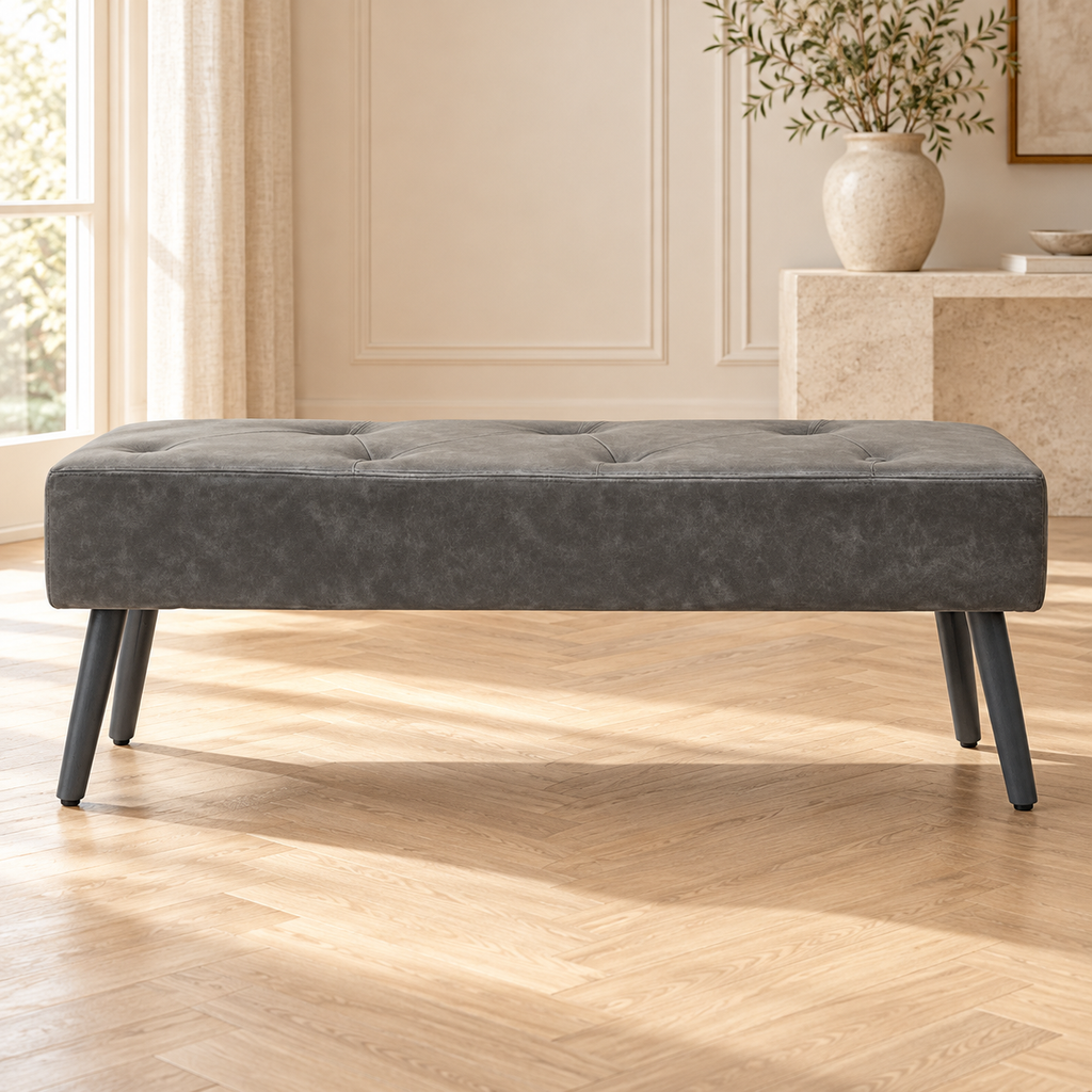 Banquette grise capitonnée sans accoudoirs, autre angle dans un salon lumineux