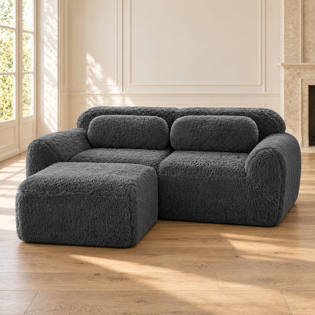 Canapé d’angle noir en tissu peluche avec pouf, vue de trois quarts