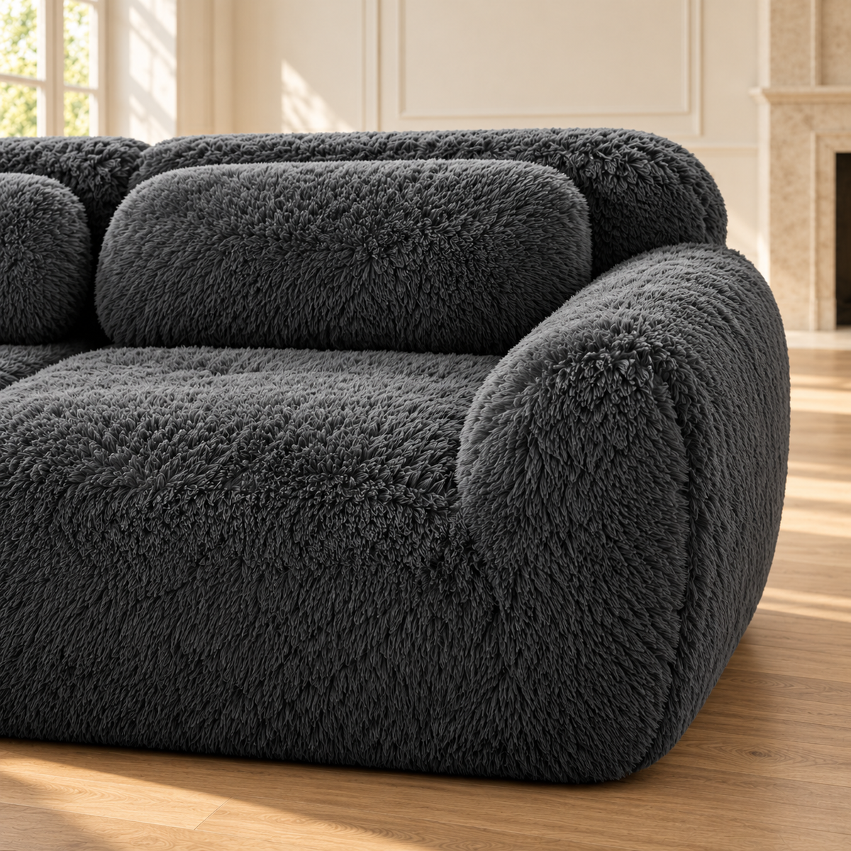 Canapé noir en tissu peluche, détail de l’accoudoir et de l’assise