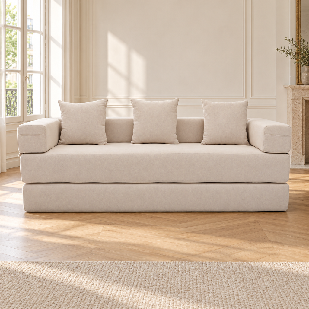 Canapé convertible en chenille crème, dans un salon lumineux