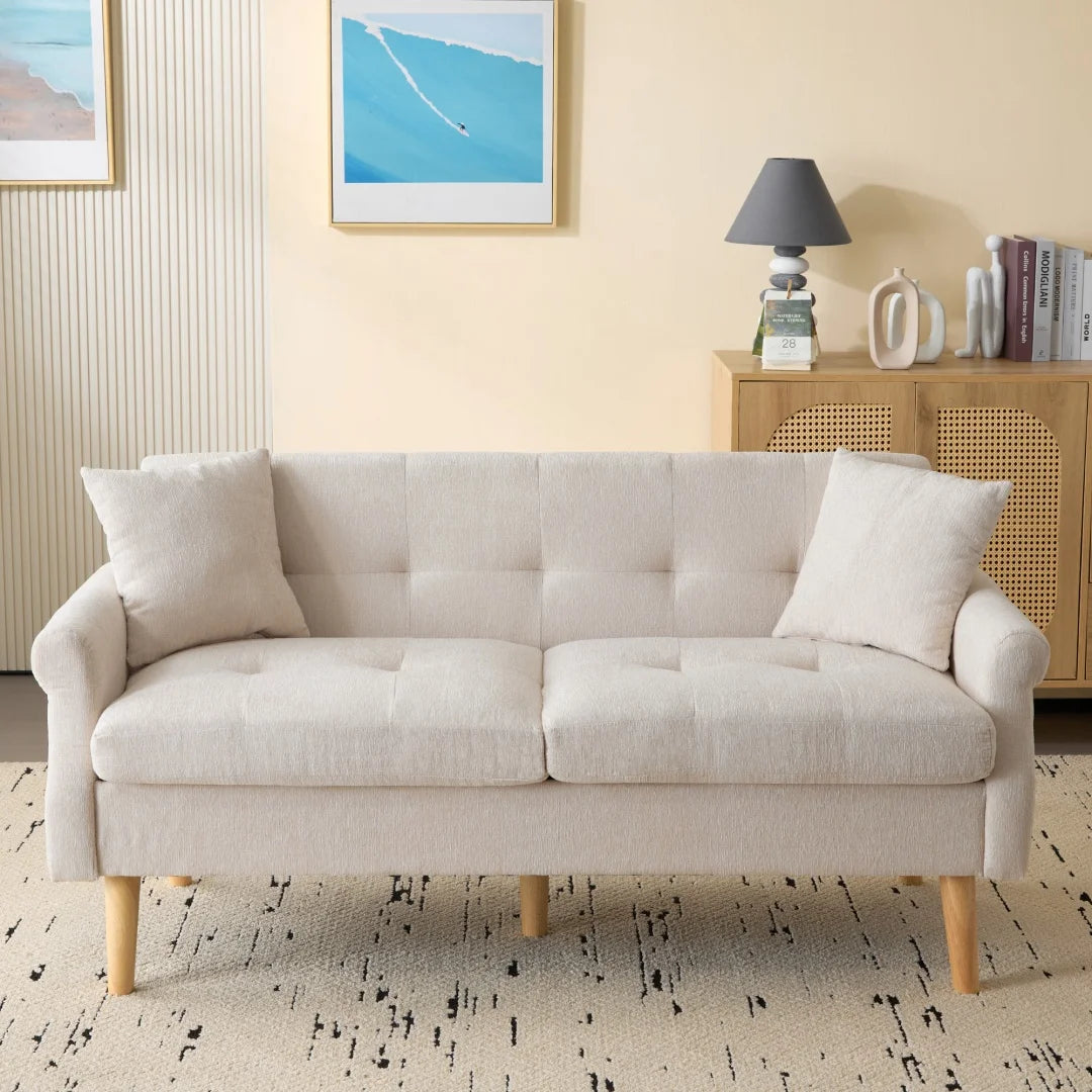 Canapé 2 places en chenille beige de 162 cm à pieds bois, vue de face dans un salon
