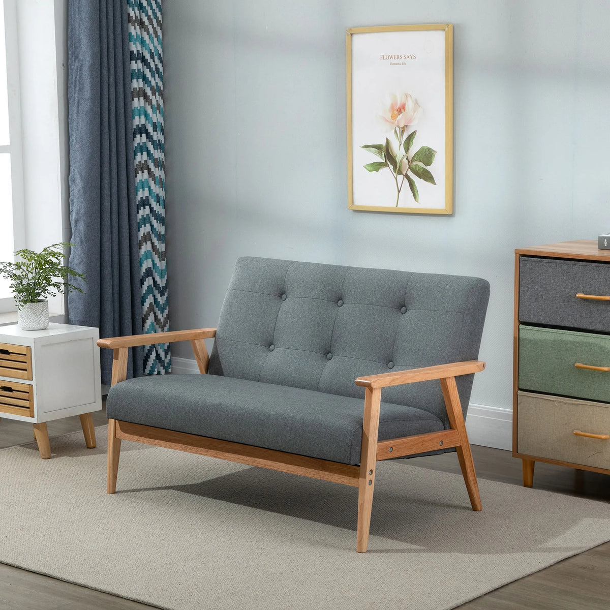 Canapé 2 places scandinave gris foncé à accoudoirs en bois, dans un salon contemporain