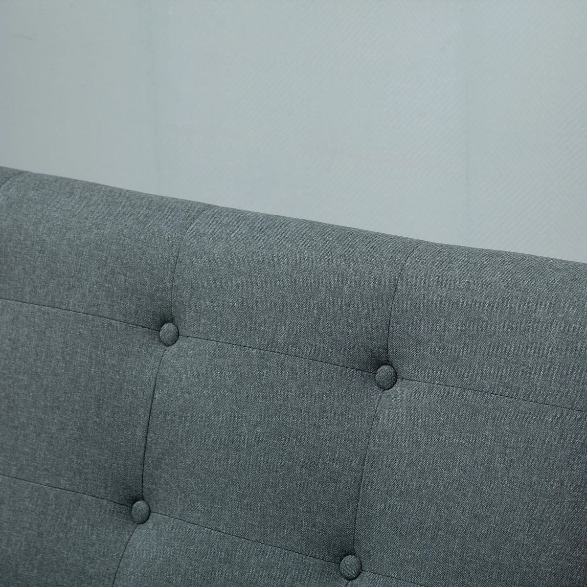 Canapé 2 places scandinave gris foncé à accoudoirs en bois, détail du dossier capitonné