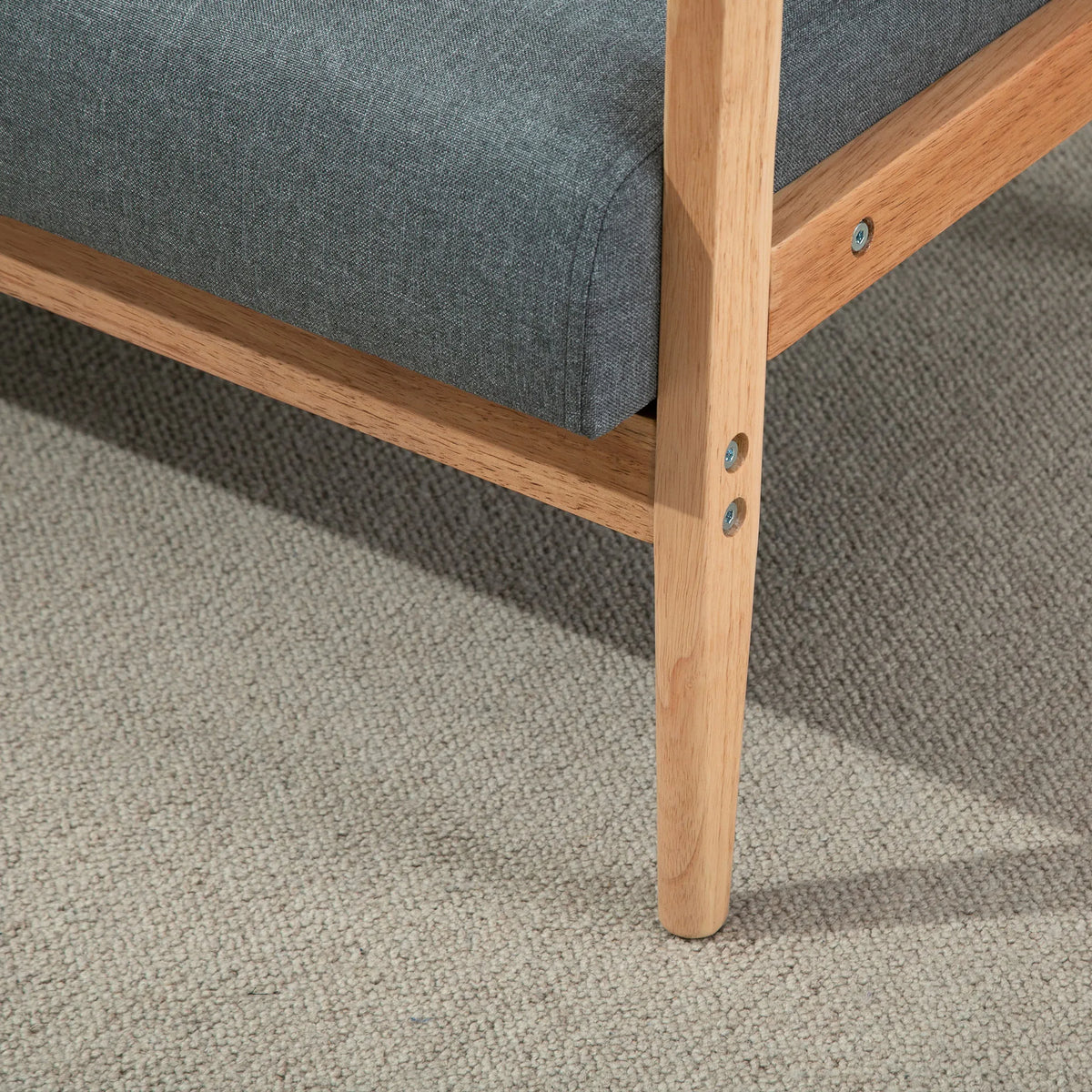 Canapé 2 places scandinave gris foncé à accoudoirs en bois, détail du piètement en bois