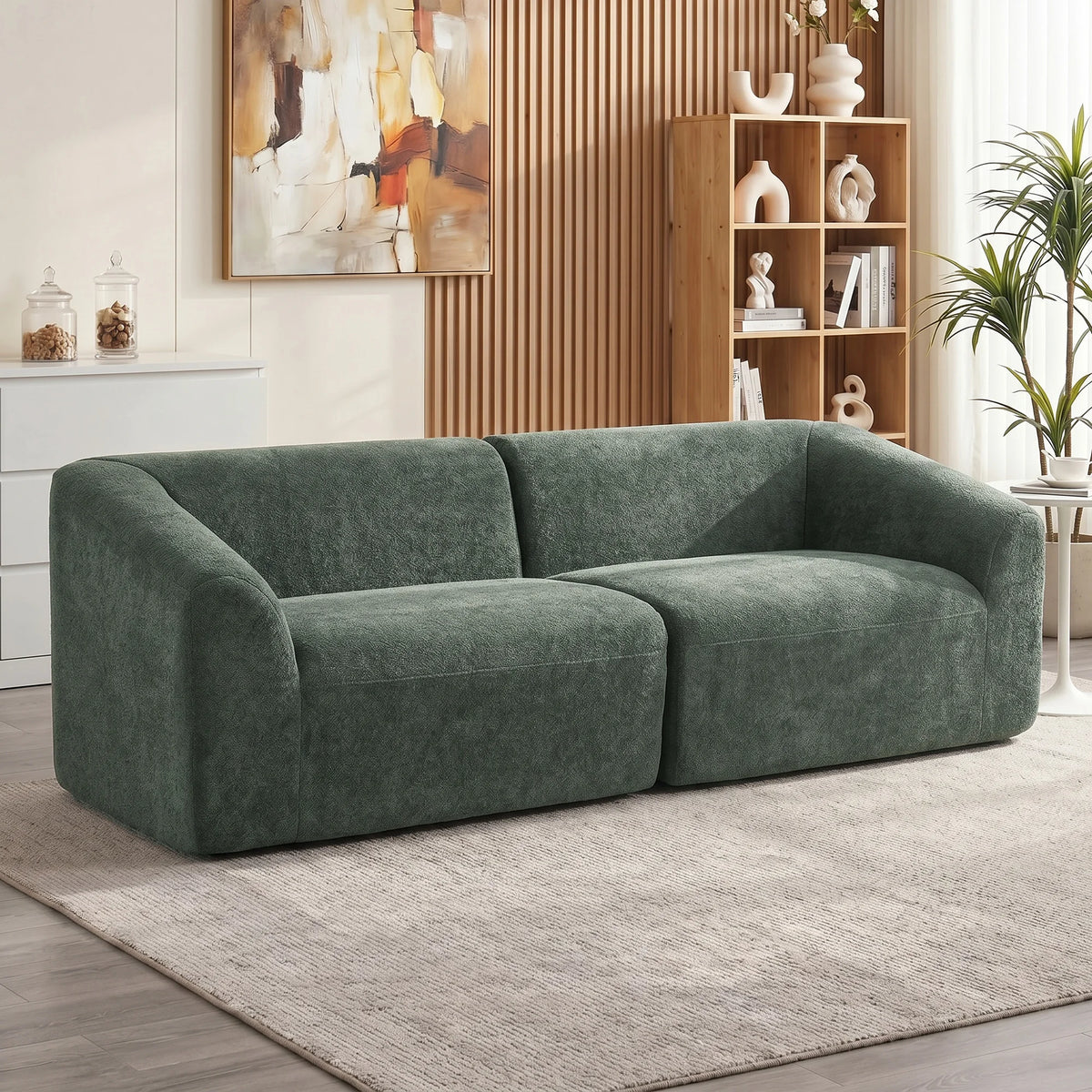 Canapé 3 places en chenille vert sauge, dans un salon contemporain