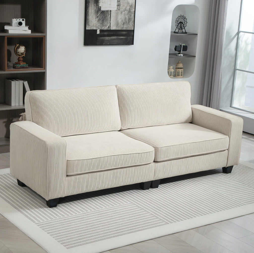 Canapé 3 places en tissu côtelé crème de 227 cm, vue de trois quarts en situation
