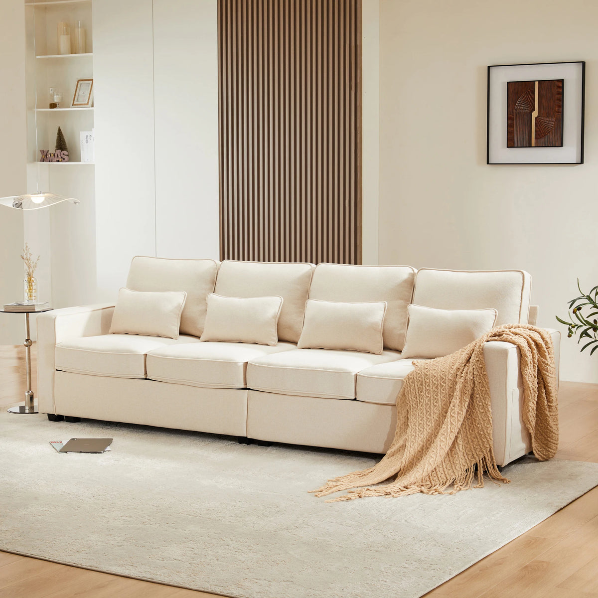 Canapé 4 places en tissu beige effet lin, dans un salon lumineux