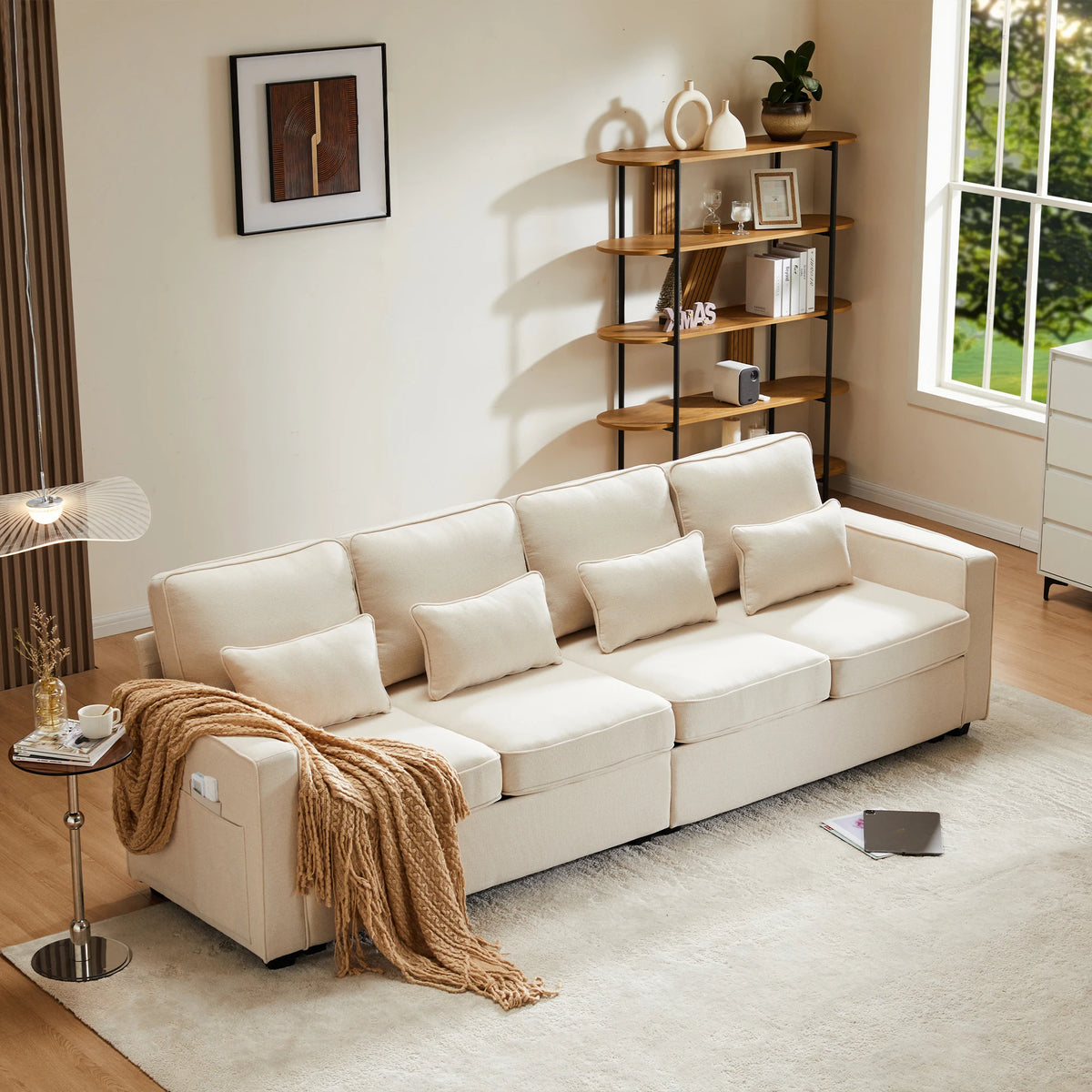Canapé 4 places en tissu beige effet lin, vue de trois quarts en situation