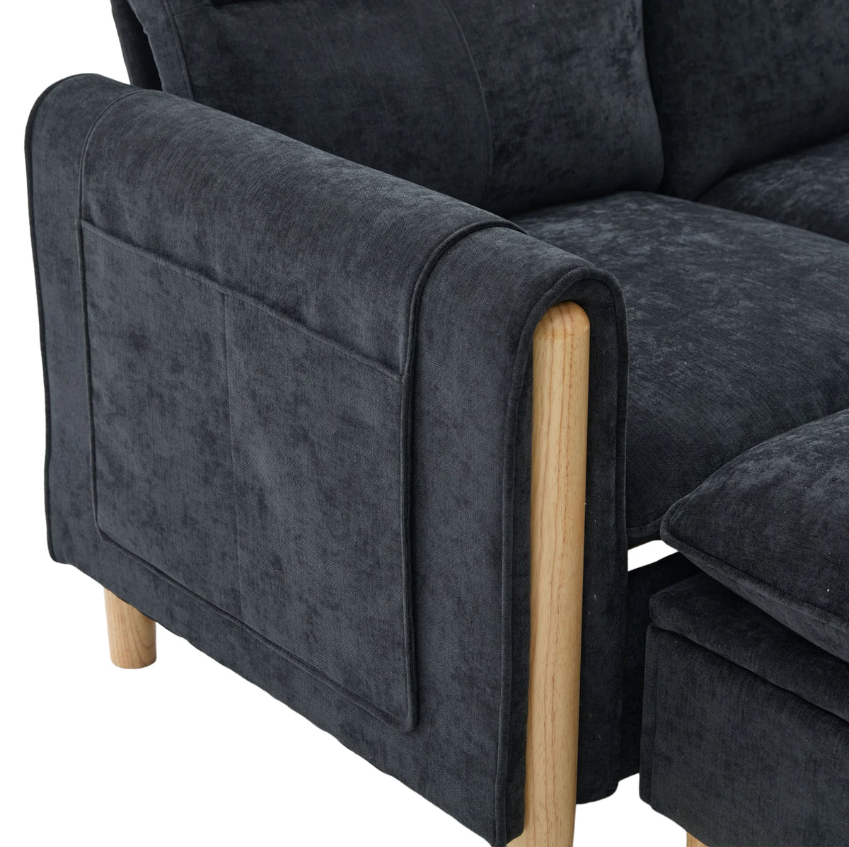 Canapé avec pouf en tissu et pieds en bois, détail de l’accoudoir