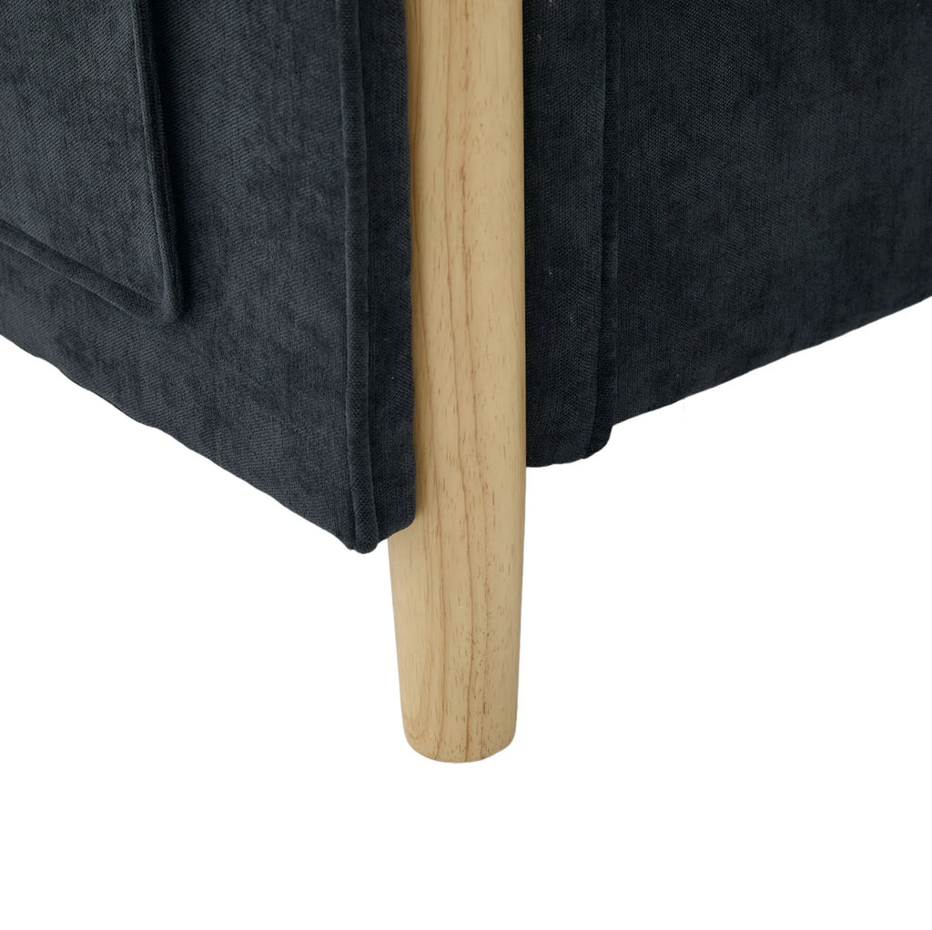 Canapé avec pouf en tissu et pieds en bois, détail du pied en bois