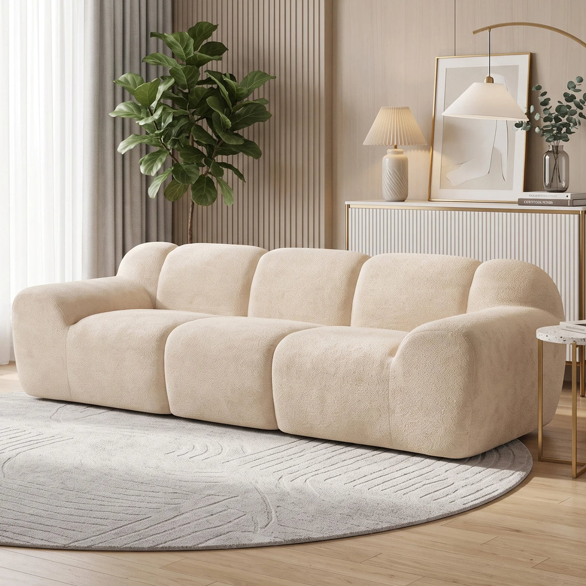 Canapé beige en chenille à assise profonde, dans un salon