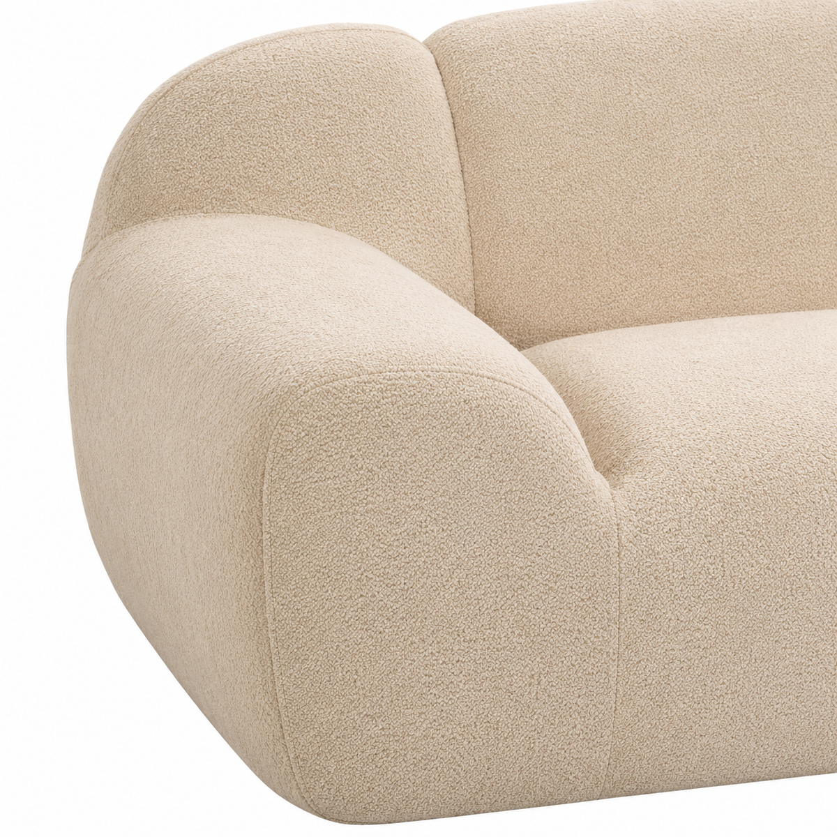 Canapé beige en chenille à assise profonde, détail de l’accoudoir arrondi et du tissu beige