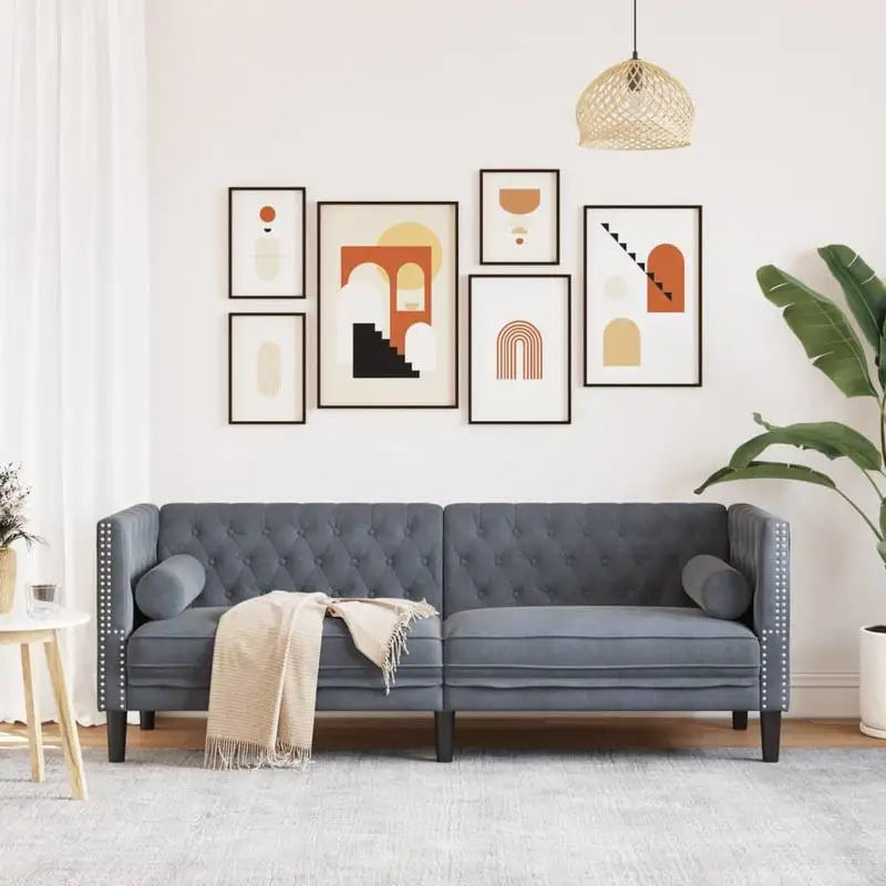 Canapé Chesterfield 3 places en velours gris foncé, dans un salon lumineux