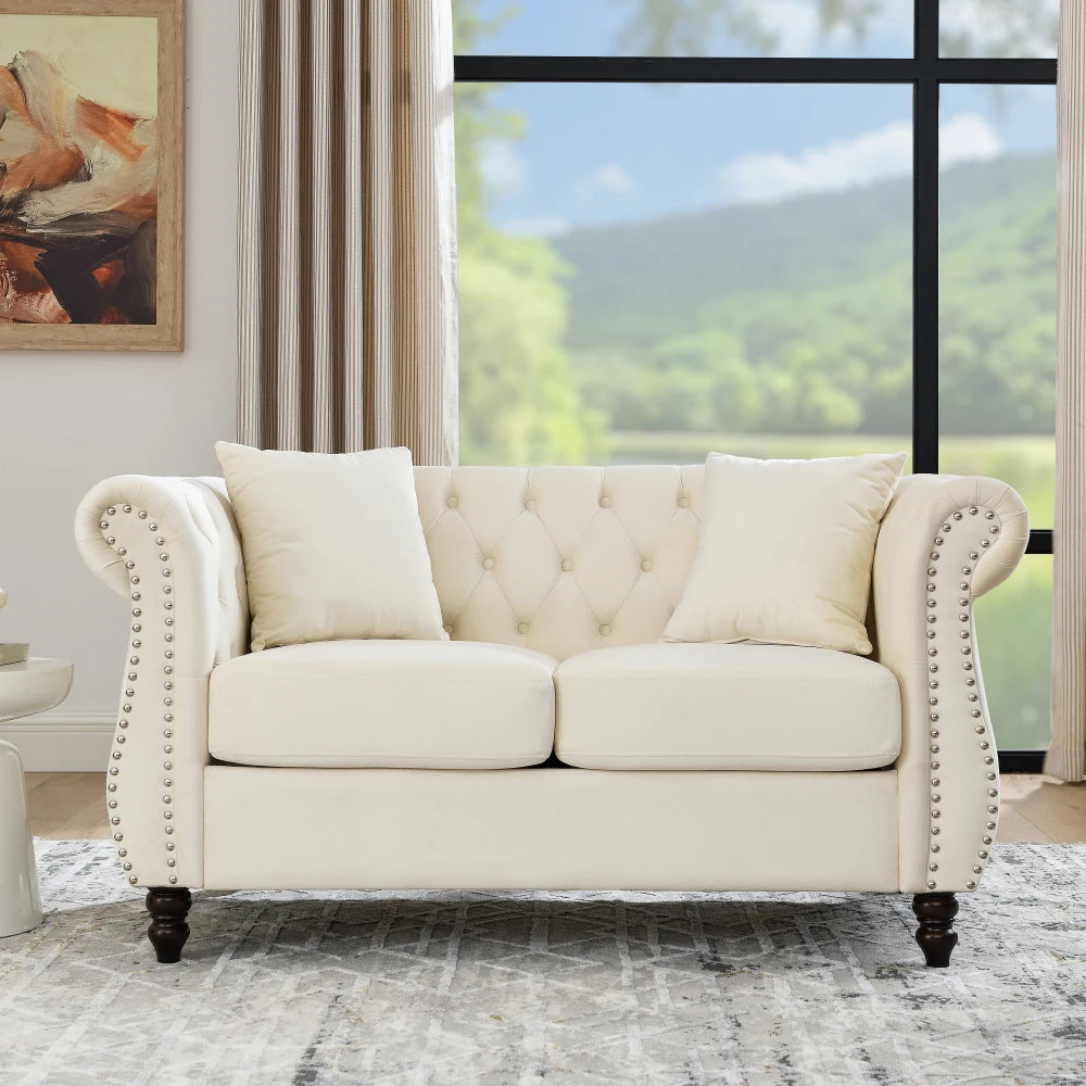 Canapé Chesterfield en velours à accoudoirs roulés, beige, dans un salon