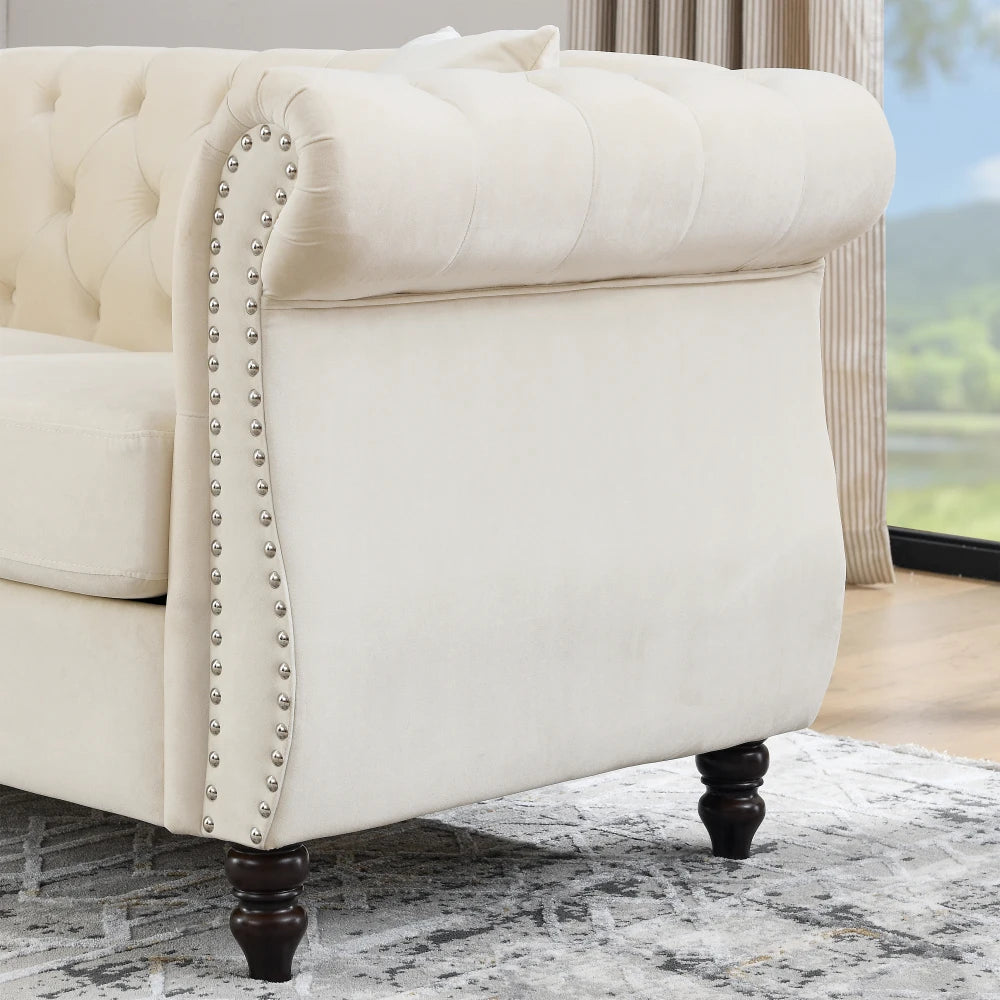 Canapé Chesterfield en velours à accoudoirs roulés, beige, détail arrière de l’accoudoir