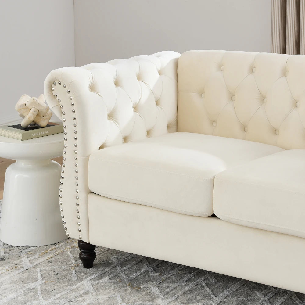 Canapé Chesterfield en velours à accoudoirs roulés, beige, détail du capitonnage