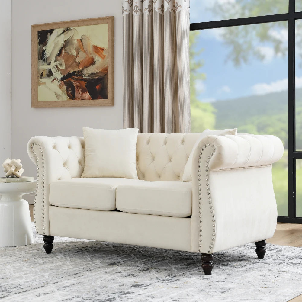 Canapé Chesterfield en velours à accoudoirs roulés, beige, vue de trois quarts en situation