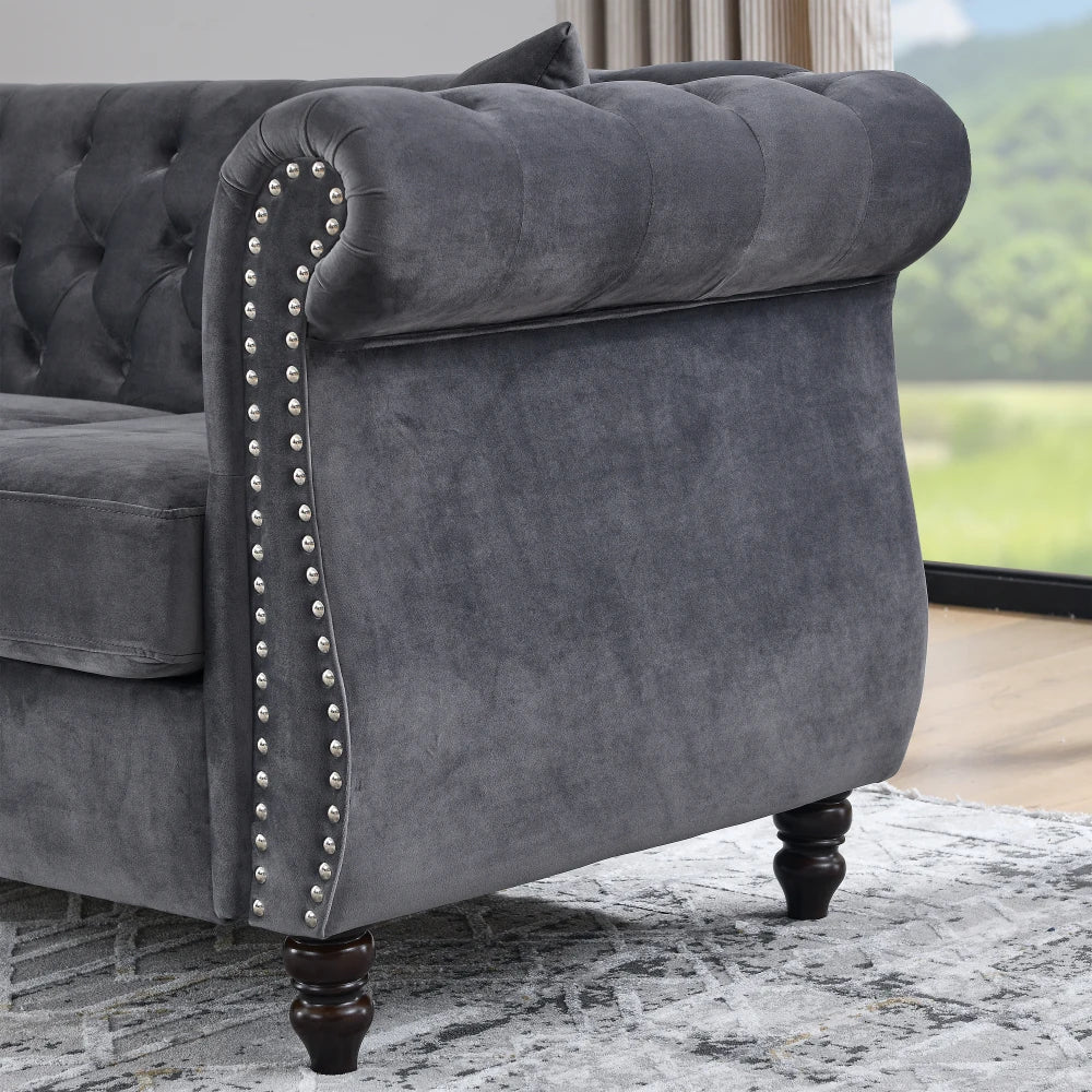 Canapé Chesterfield en velours à accoudoirs roulés, gris, détail de l’accoudoir