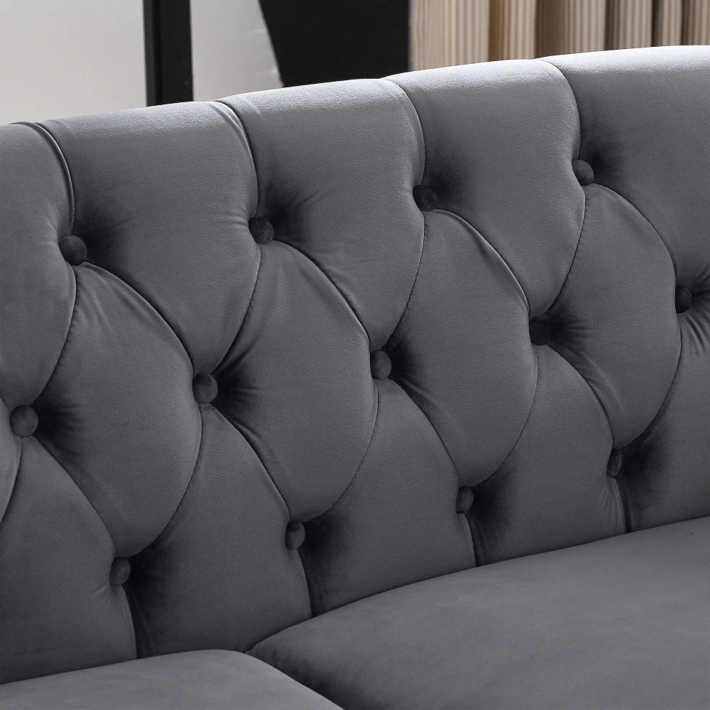 Canapé Chesterfield en velours à accoudoirs roulés, gris, détail du dossier capitonné