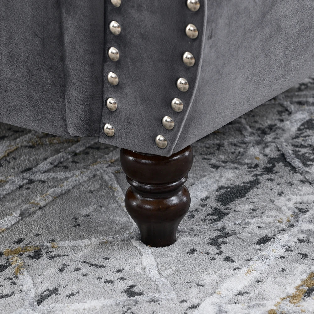 Canapé Chesterfield en velours à accoudoirs roulés, gris, détail du pied en bois
