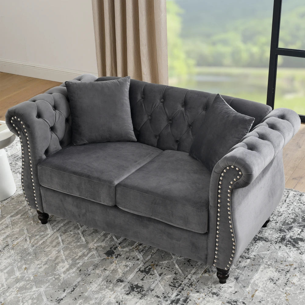 Canapé Chesterfield en velours à accoudoirs roulés, gris, vue de trois quarts