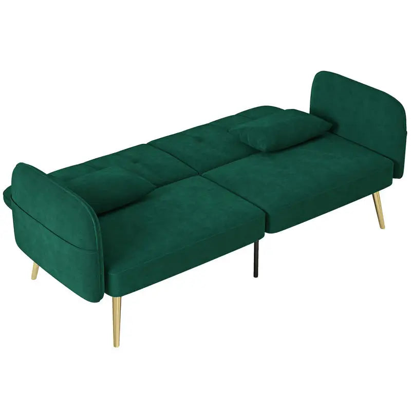 Canapé clic-clac en velours vert à pieds dorés, déplié en couchage sur fond blanc