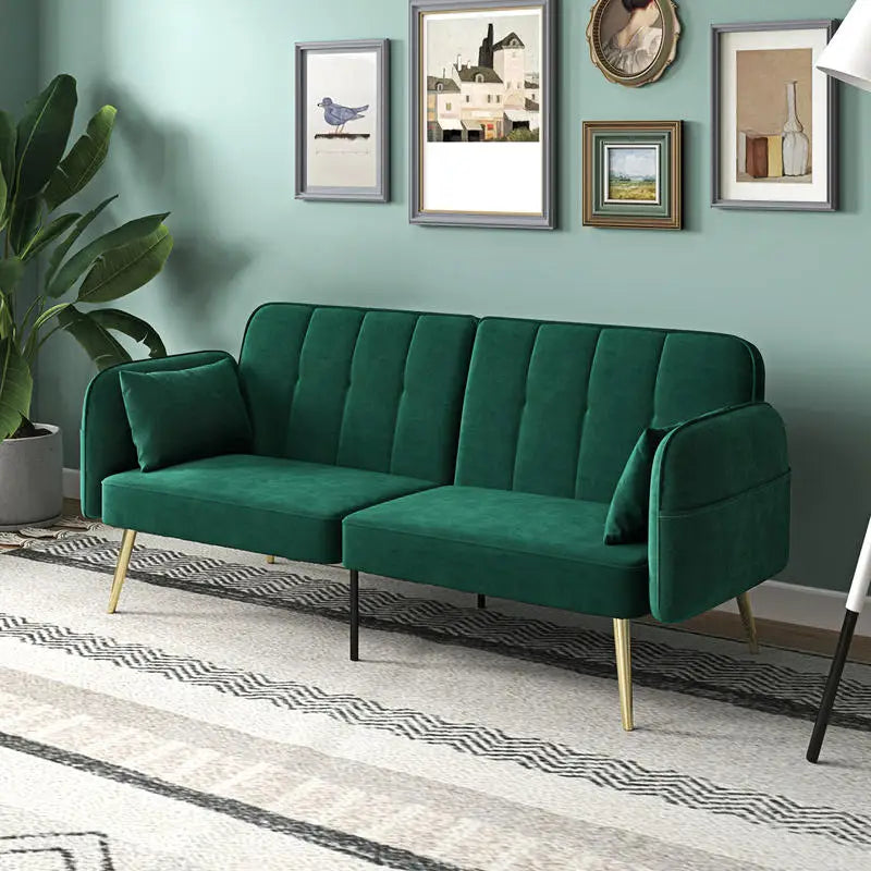 Canapé clic-clac en velours vert à pieds dorés, fermé, dans un salon