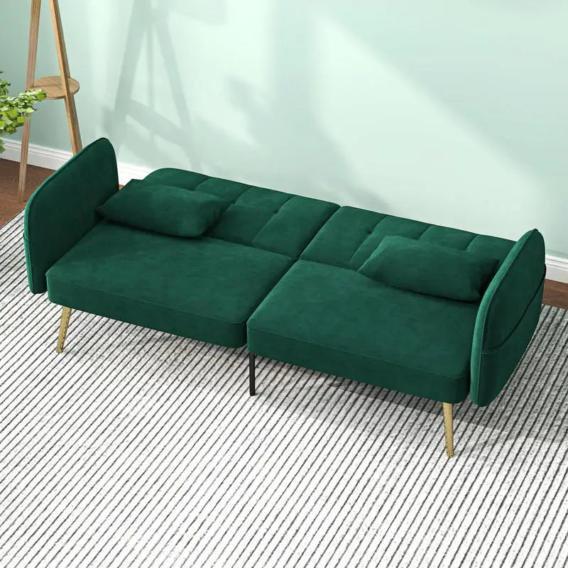 Canapé clic-clac en velours vert à pieds dorés, position couchage en situation