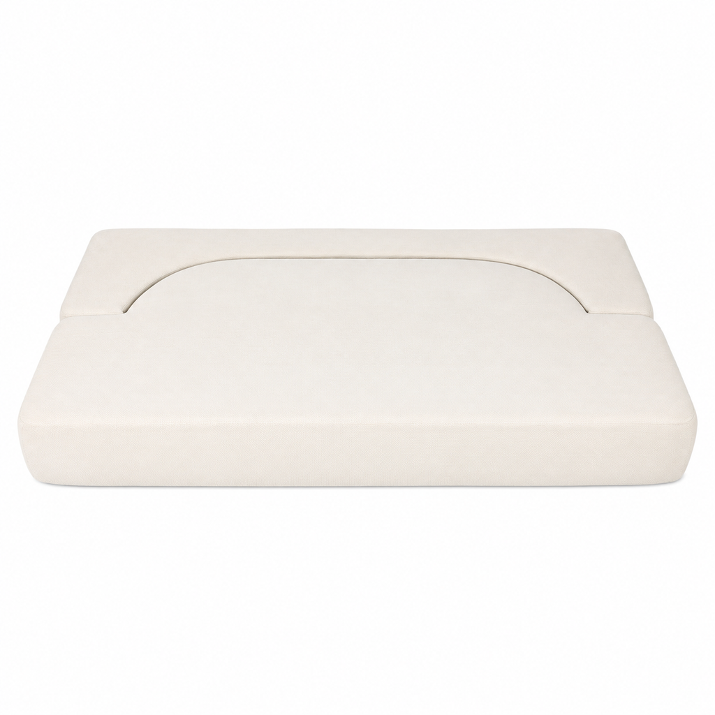 Canapé convertible arrondi beige, entièrement déplié en couchage sur fond blanc