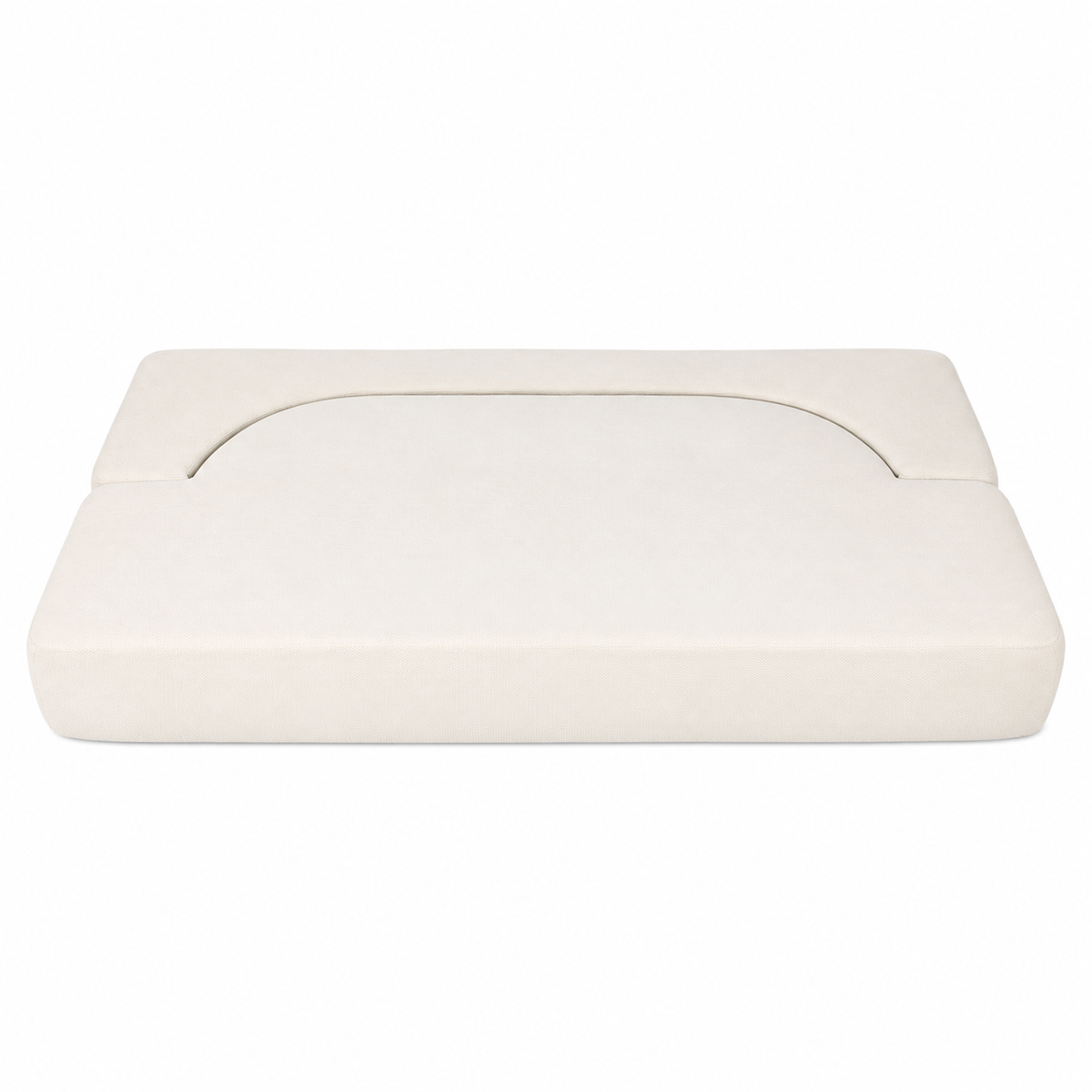 Canapé convertible arrondi beige, entièrement déplié en couchage sur fond blanc