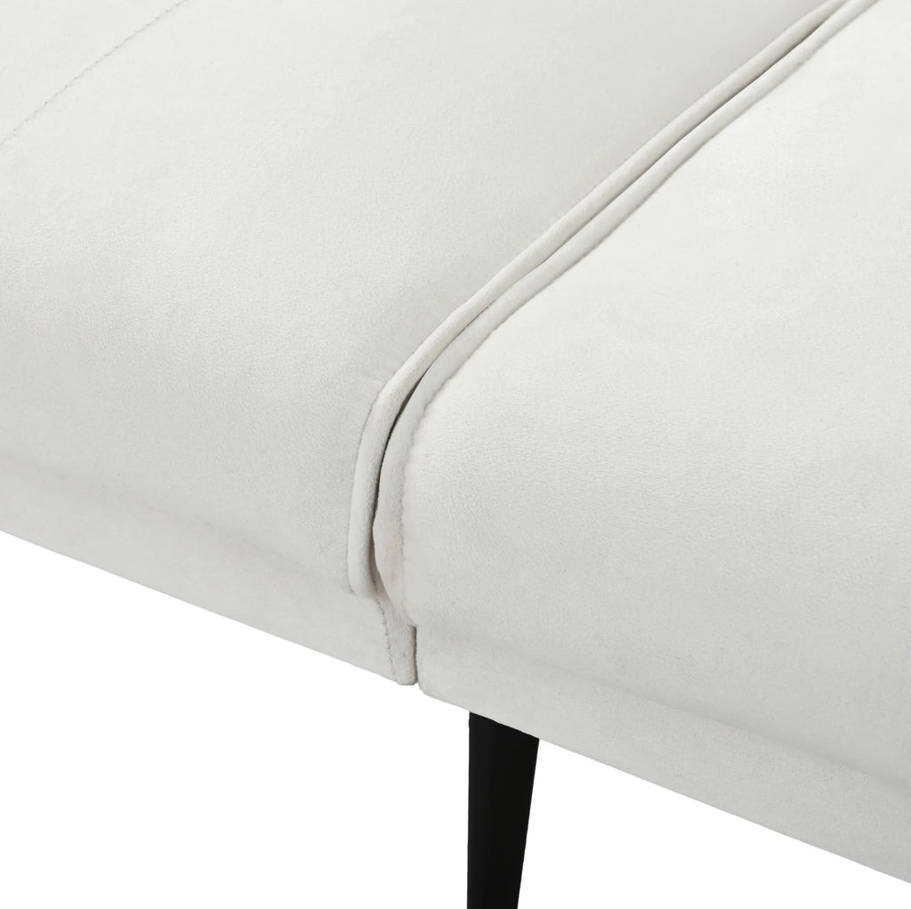Canapé convertible beige capitonné, détail de l’assise et du pied