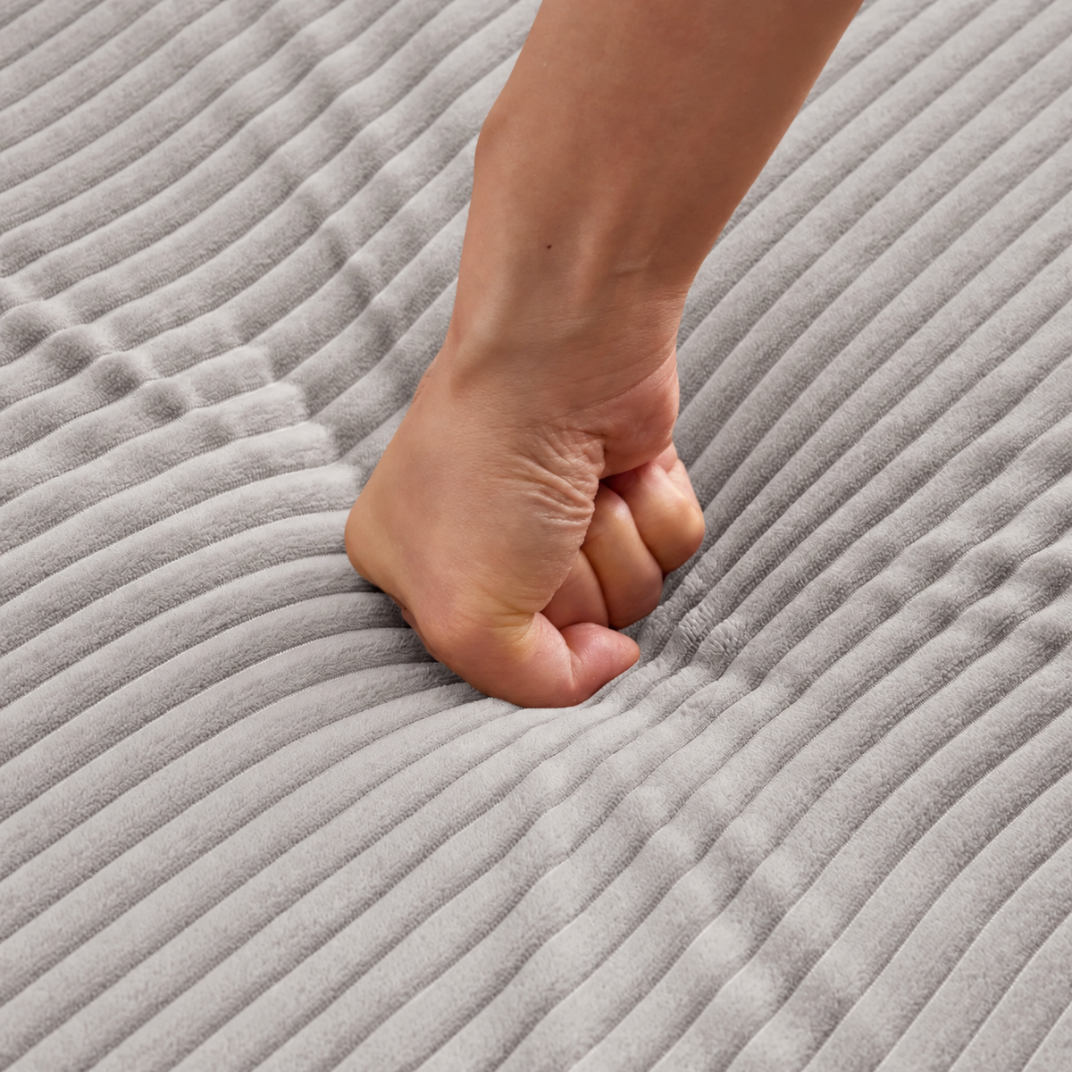 Canapé convertible gris en velours côtelé avec porte-gobelets, gros plan du tissu côtelé