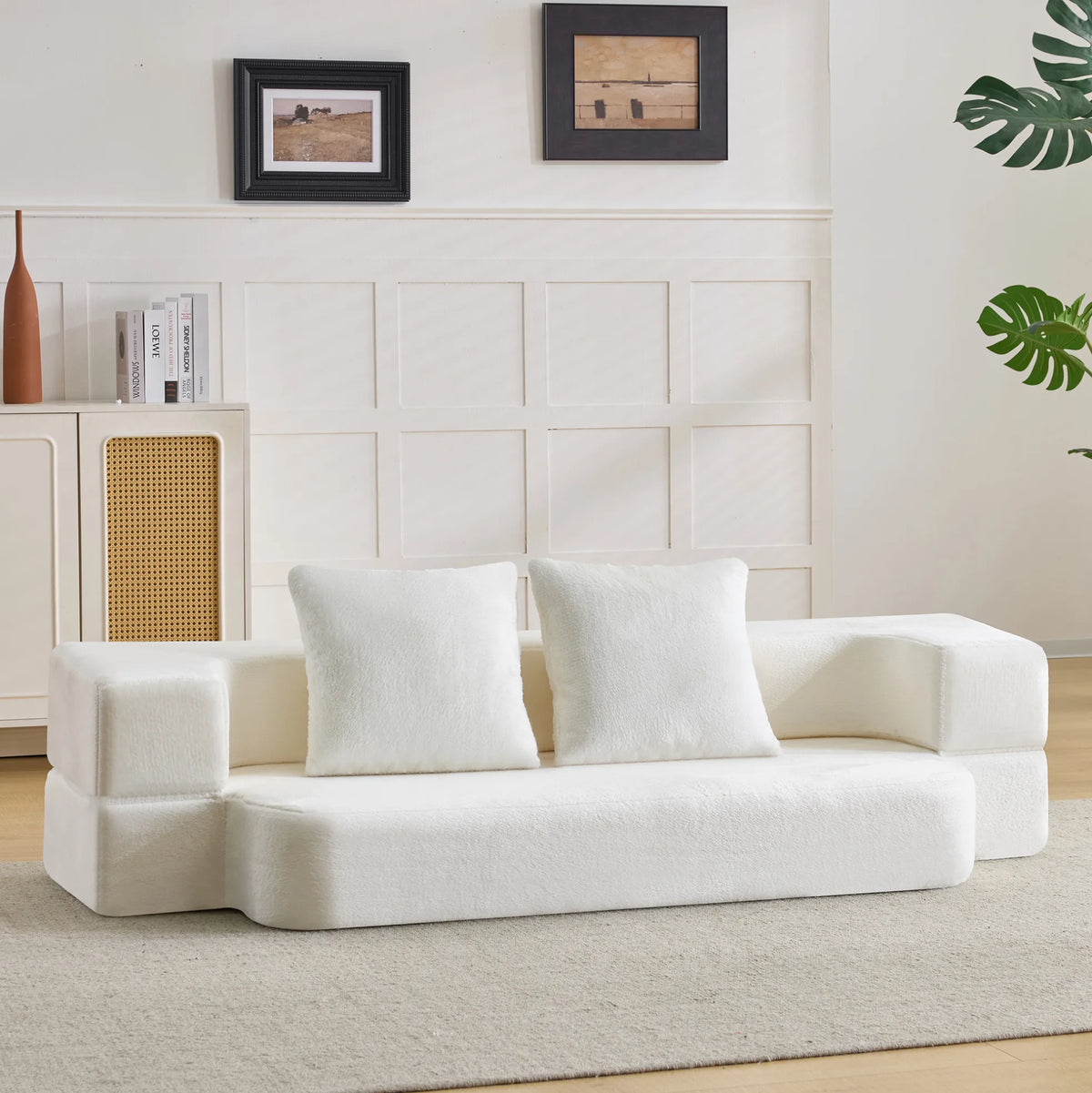 Canapé convertible pliable blanc crème, fermé, dans un salon