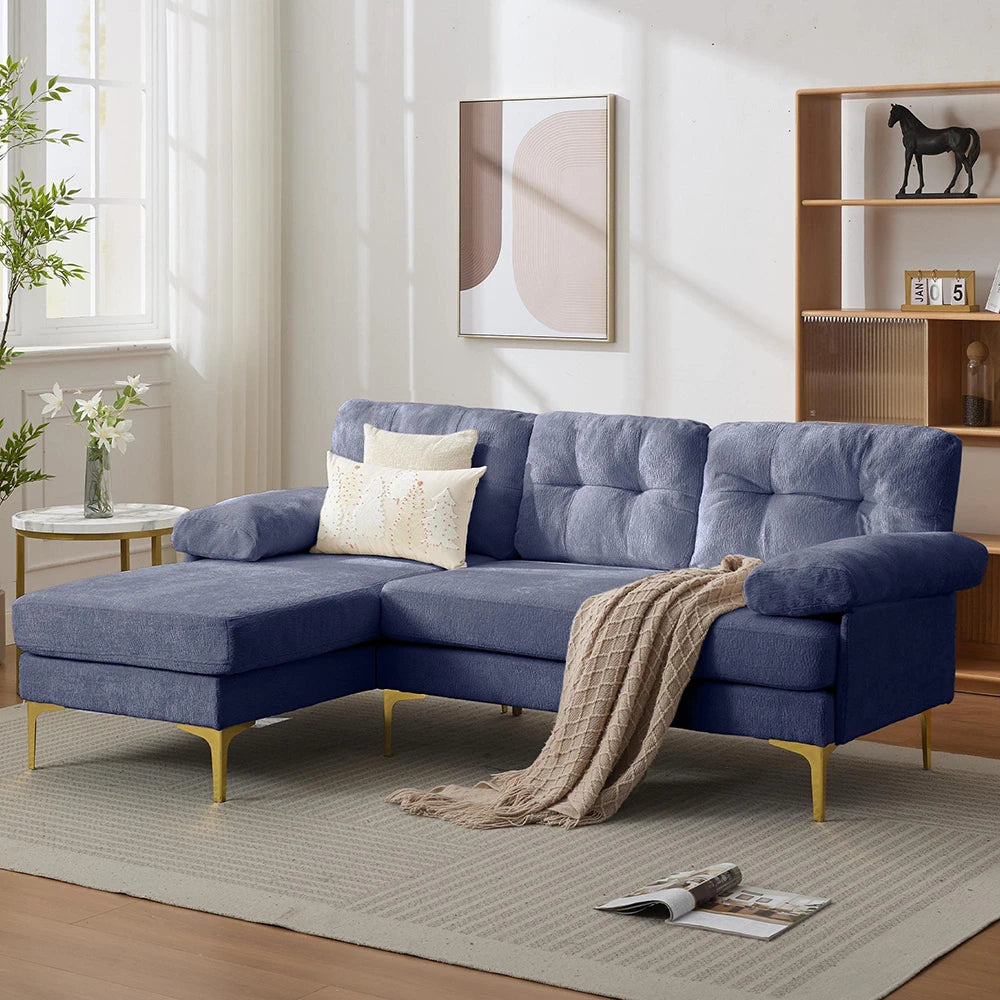 Canapé d’angle bleu en chenille à pieds dorés, dans un salon lumineux
