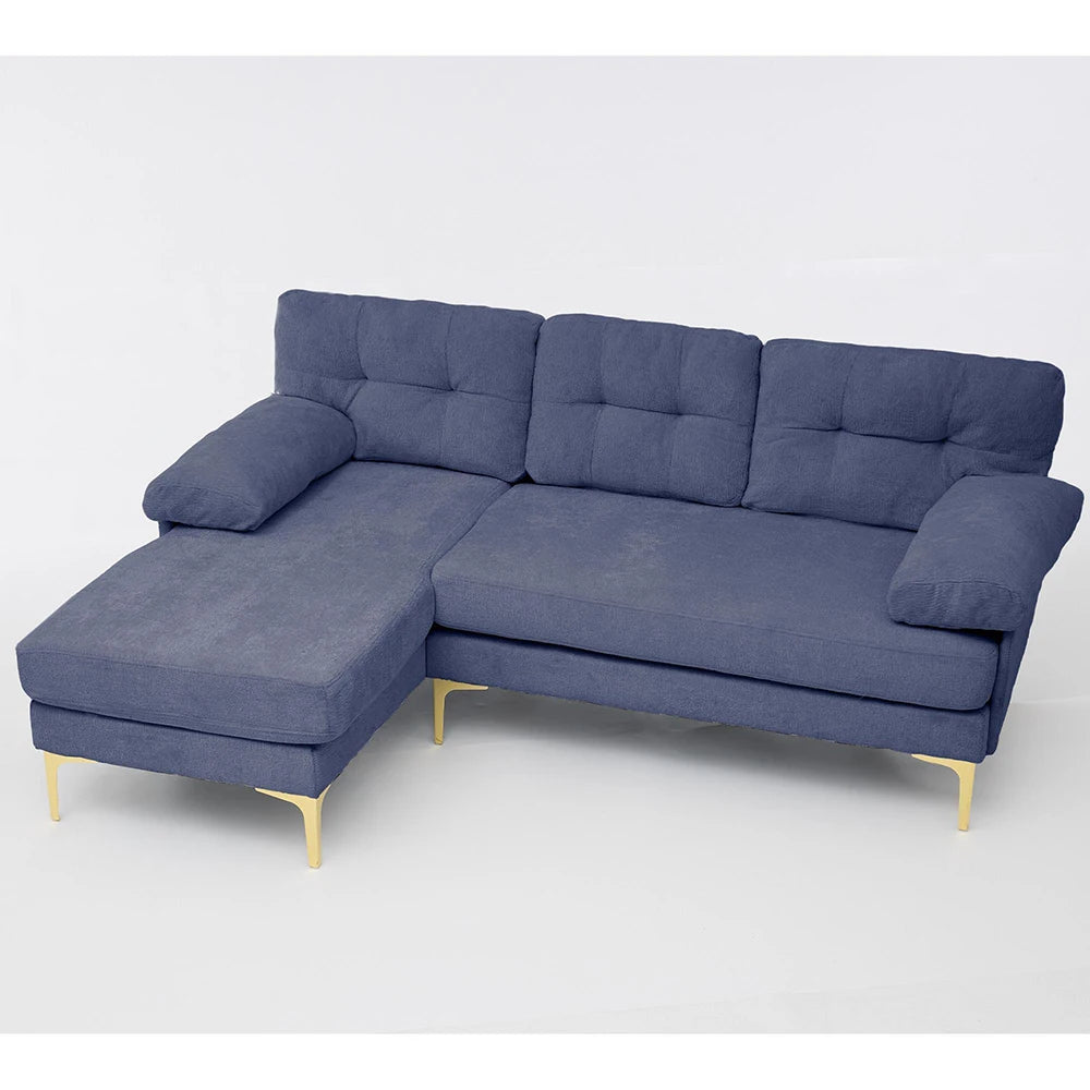 Canapé d’angle bleu en chenille à pieds dorés, trois quarts sur fond clair