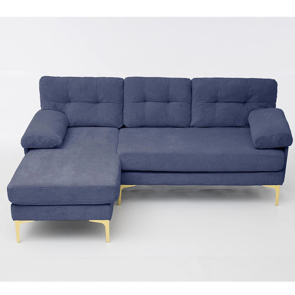 Canapé d’angle bleu en chenille à pieds dorés, vue de face sur fond clair