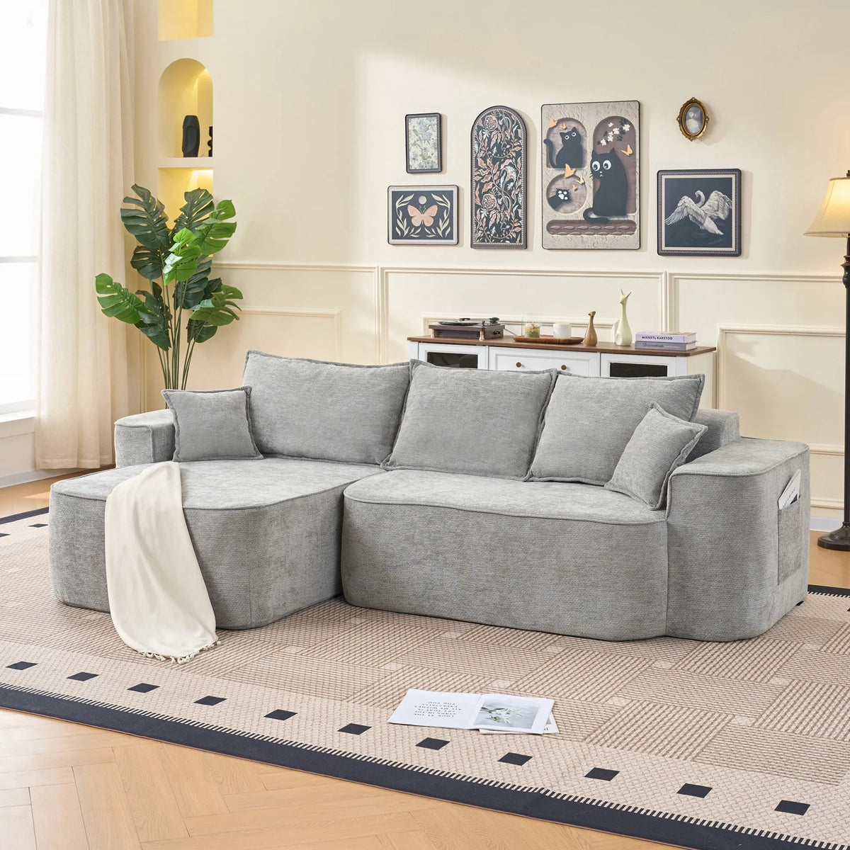 Canapé d’angle nuage gris de 262 cm avec chaise longue, dans un salon lumineux