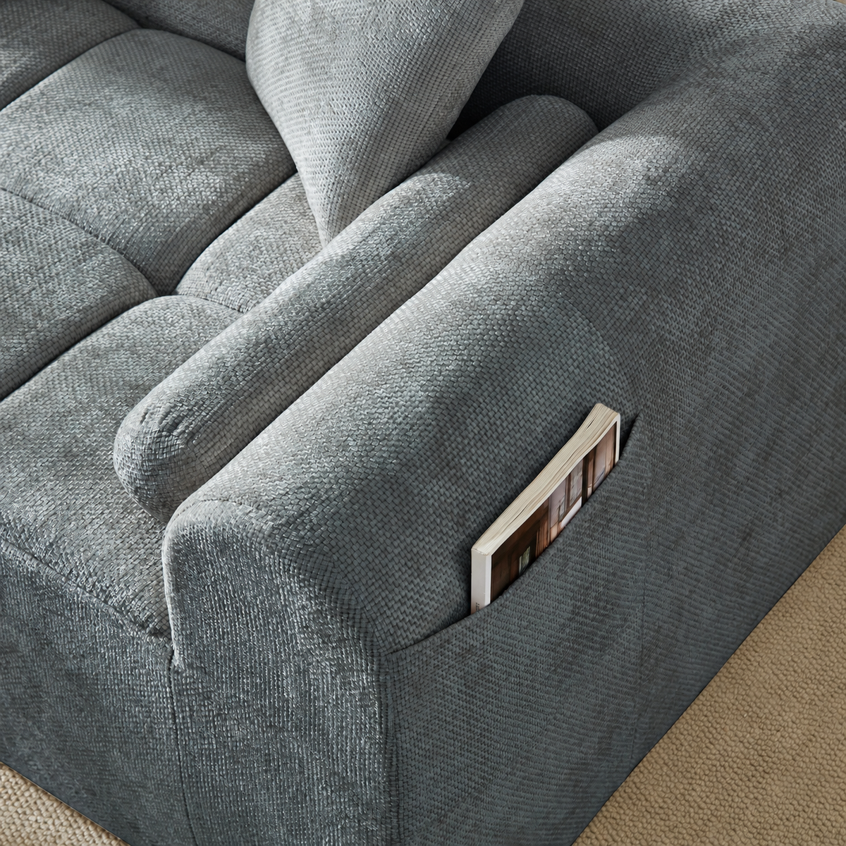 Canapé d’angle en chenille bleu gris, détail de la poche latérale
