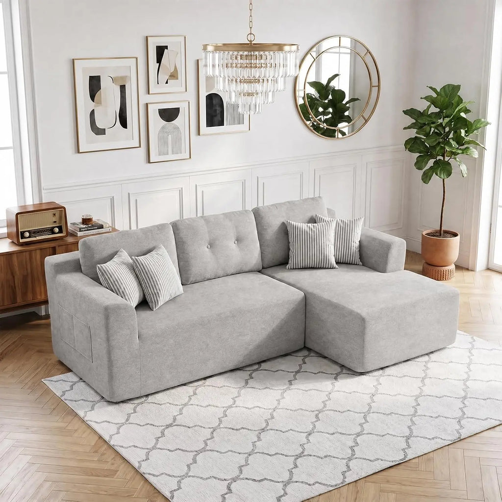 Canapé d’angle en tissu gris, dans un salon lumineux