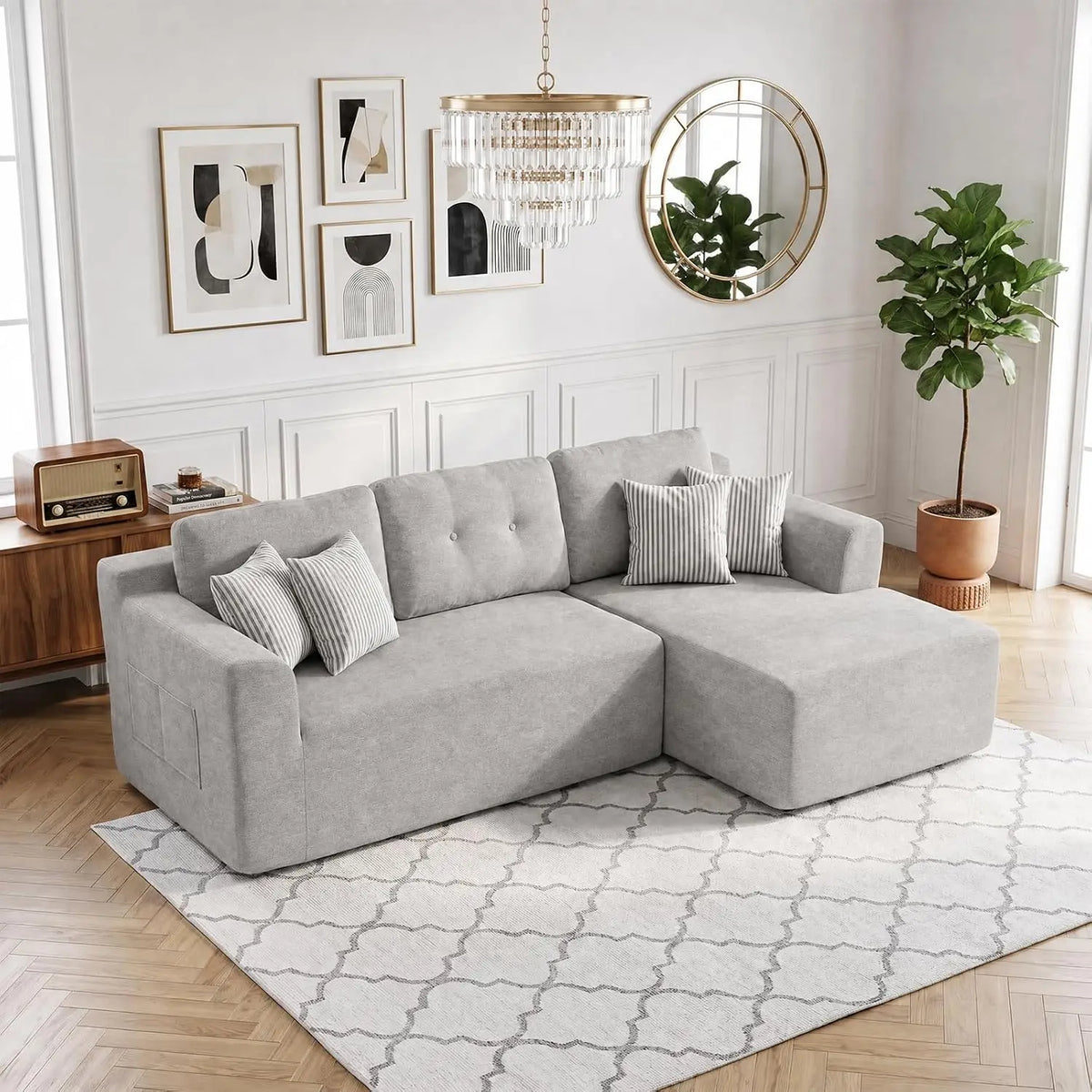 Canapé d’angle en tissu gris, dans un salon lumineux