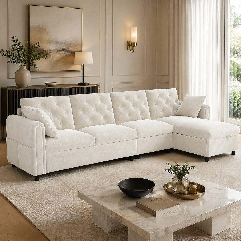 Canapé d’angle en velours beige capitonné avec rangement, dans un salon