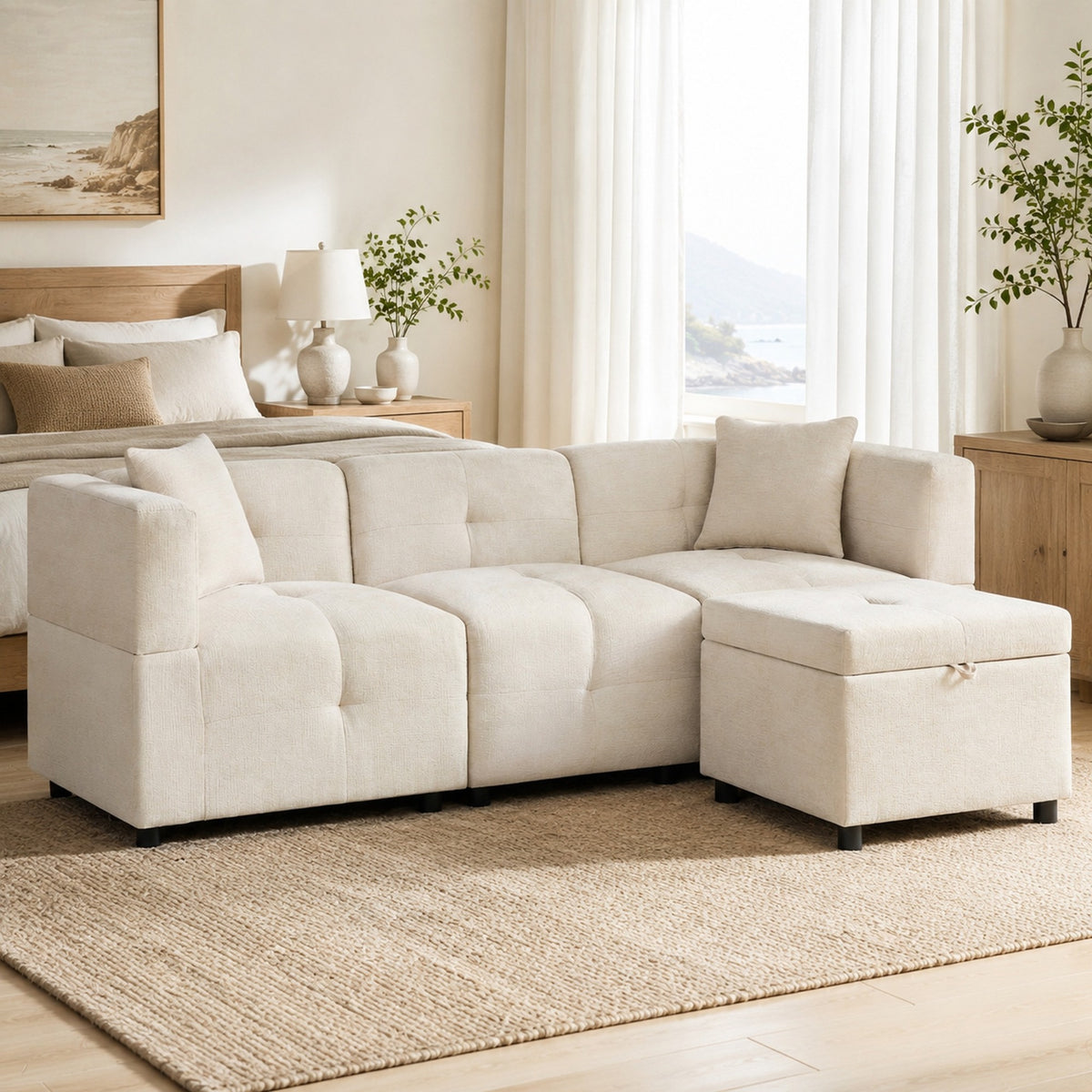 Canapé d’angle modulable beige avec repose-pieds, dans un salon lumineux