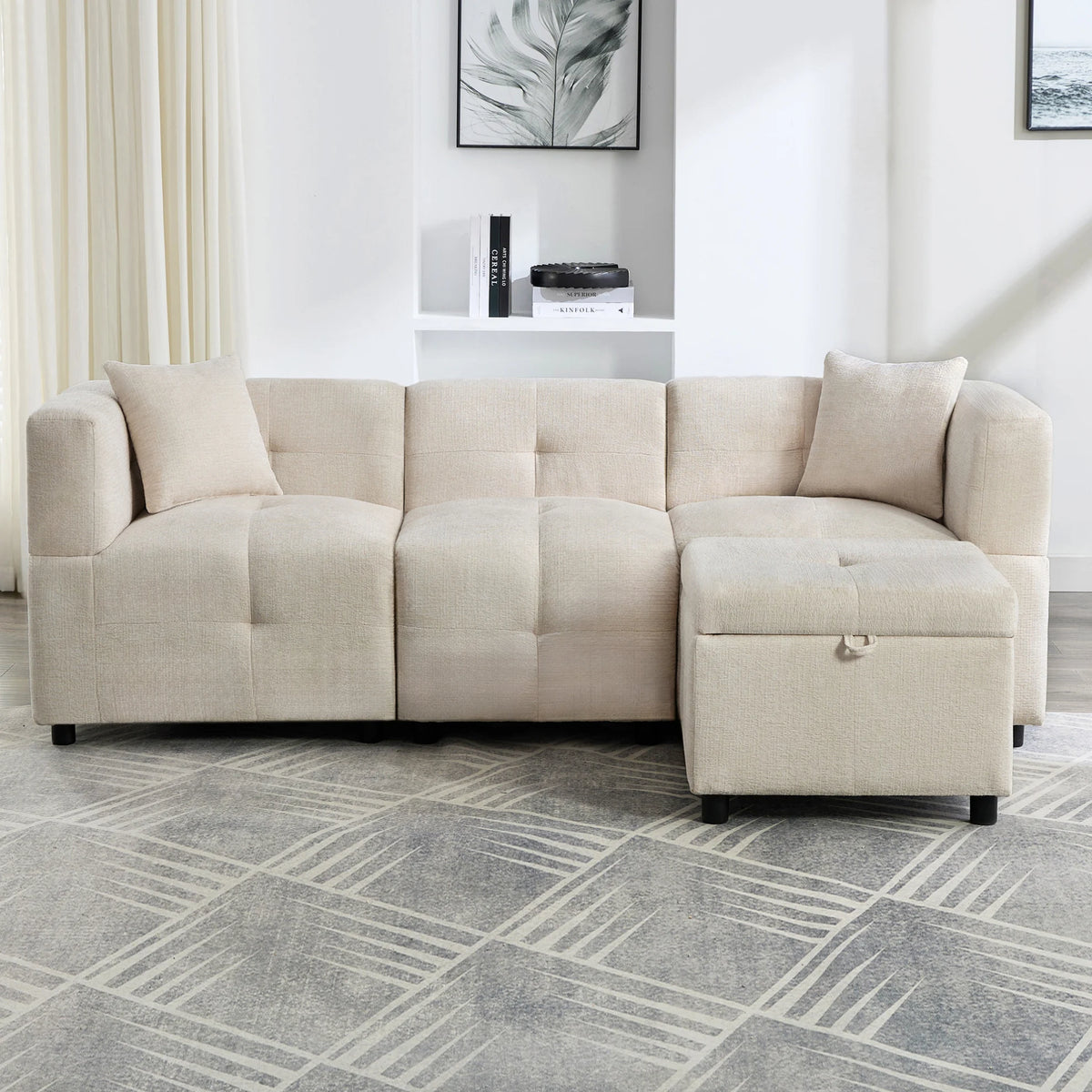 Canapé d’angle modulable beige avec repose-pieds, vue de face en situation