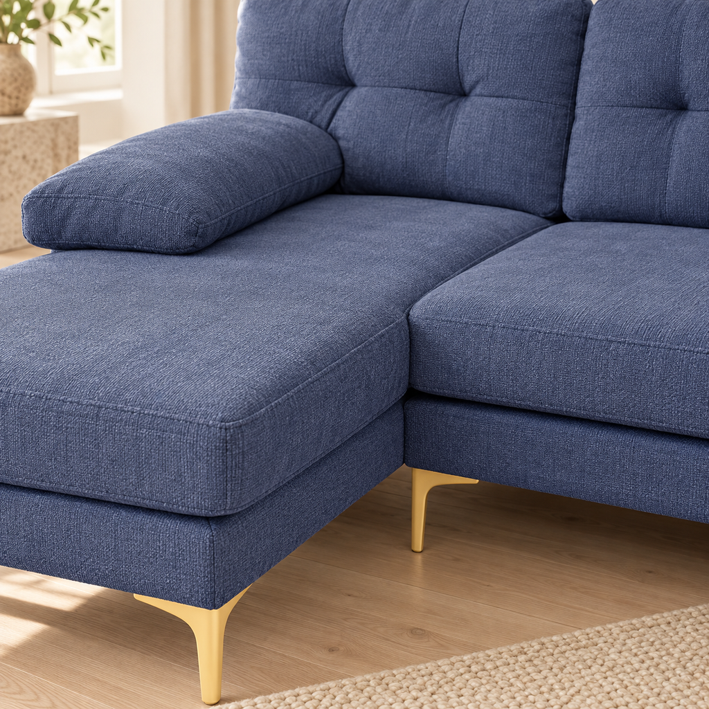 Canapé d’angle bleu en chenille à pieds dorés, gros plan du revêtement et des finitions