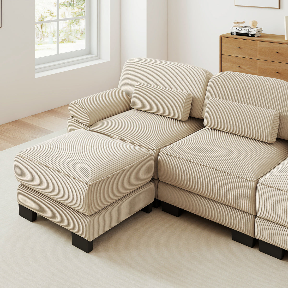 Canapé en U en velours côtelé beige, détail de l’assise et des coussins