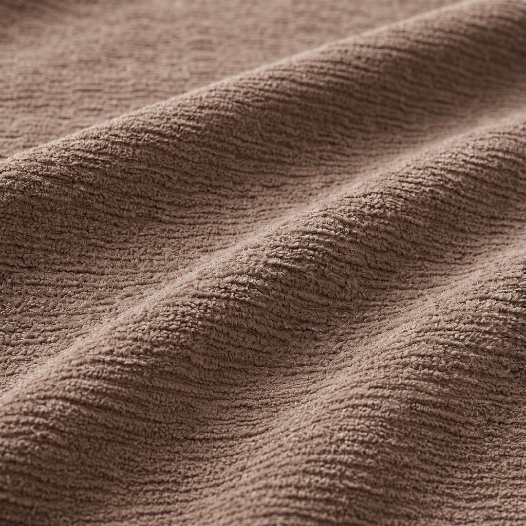 Détail du tissage en chenille marron du canapé galet 3 places